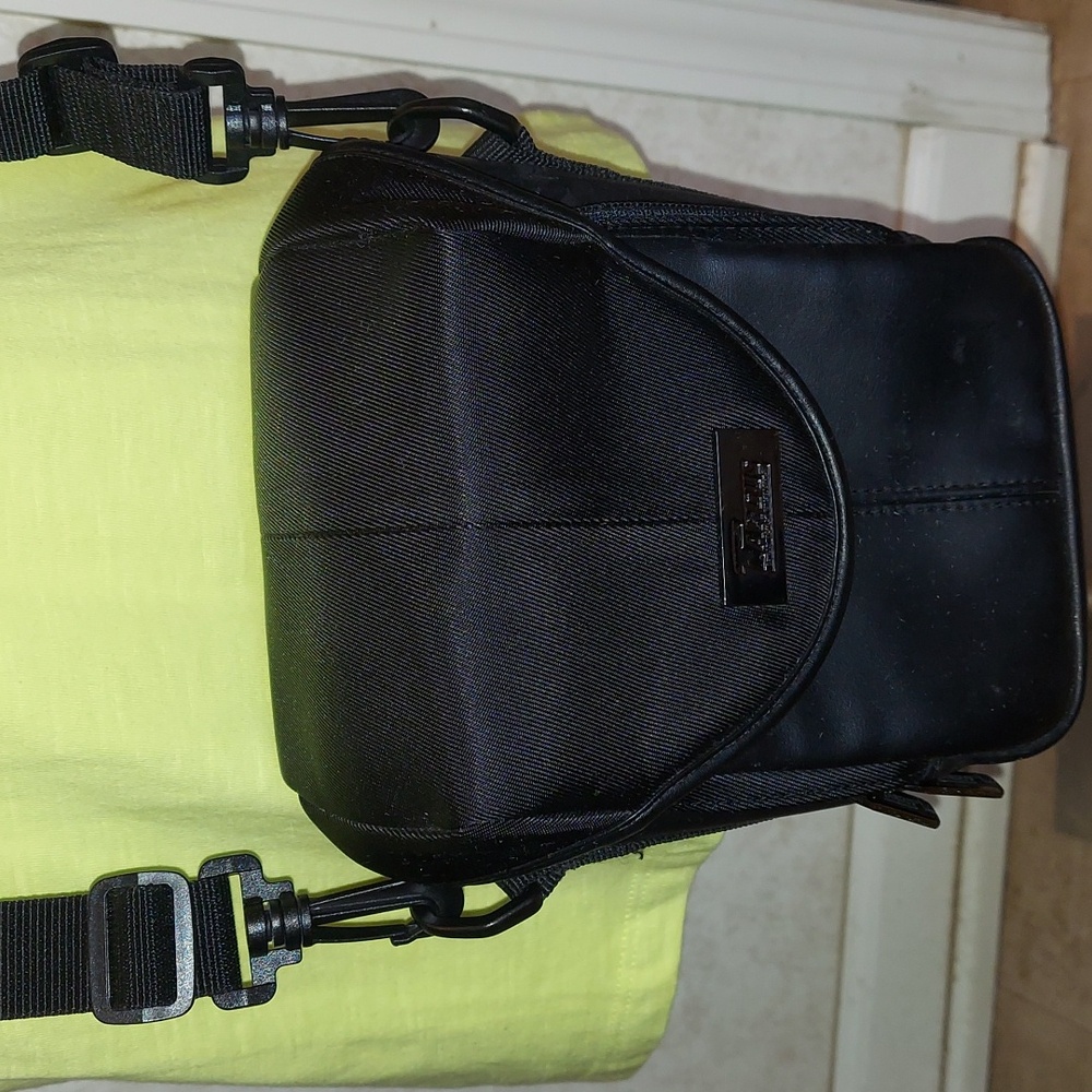 Targus Black Camera Shoulder/Crossbody Faux Leather bag.